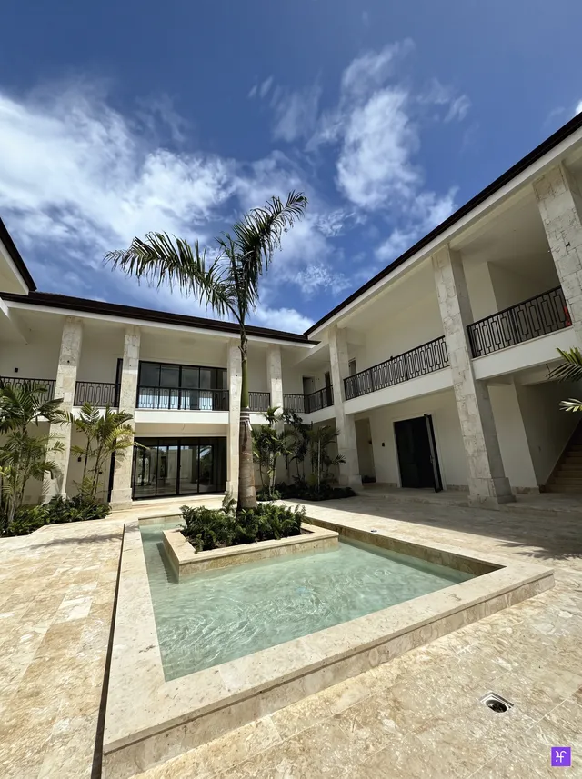 Corales 29 — courtyard pool
