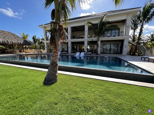 Corales 83 — villa and pool